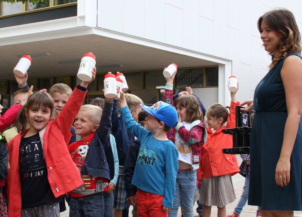 Juf Ellen geeft haar kleuters hun drinbusje