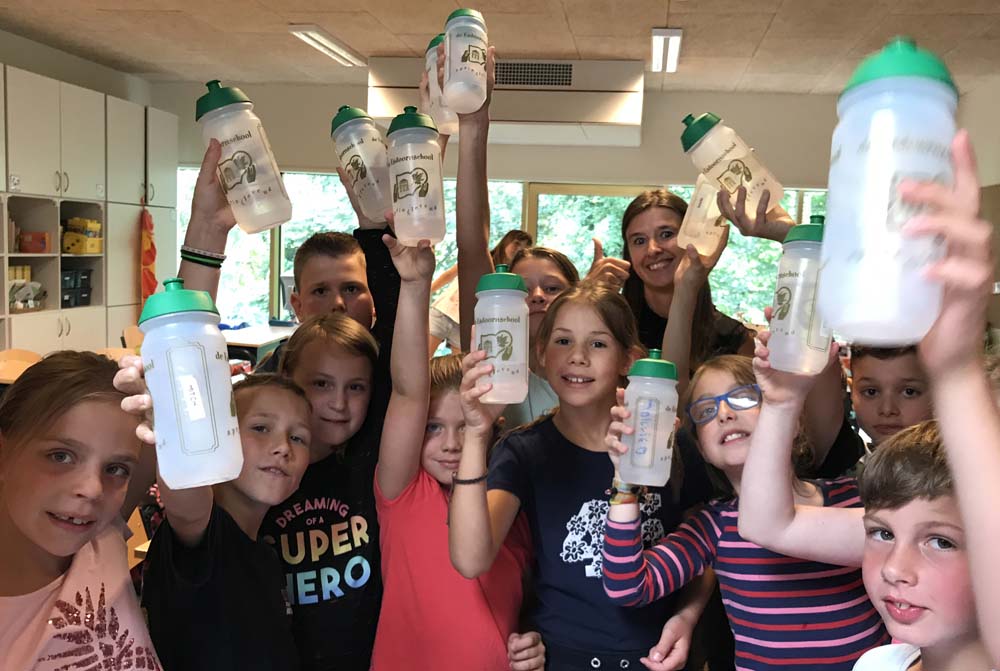 Ook in de vierde klas van juf Evi is iedereen blij met zijn drinkbus van de school